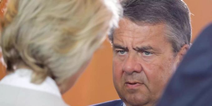 Damals waren sie noch Kabinettskollegen: Sigmar Gabriel im Gespräch mit Ursula von der Leyen. Foto: Kay Nietfeld Damals waren sie noch Kabinettskollegen: Sigmar Gabriel im Gespräch mit Ursula von der Leyen. Foto: Kay Nietfeld