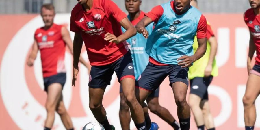 Die Mainzer Neuzugänge Ronaël Pierre-Gabriel (r) und Cyrill Akono beim Training im Kampf um den Ball. Foto: Thorsten Wagner