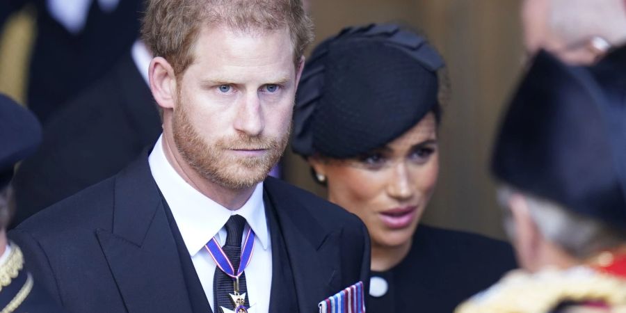 Prinz Harry und Meghan beim Trauergottesdienst für die Queen.