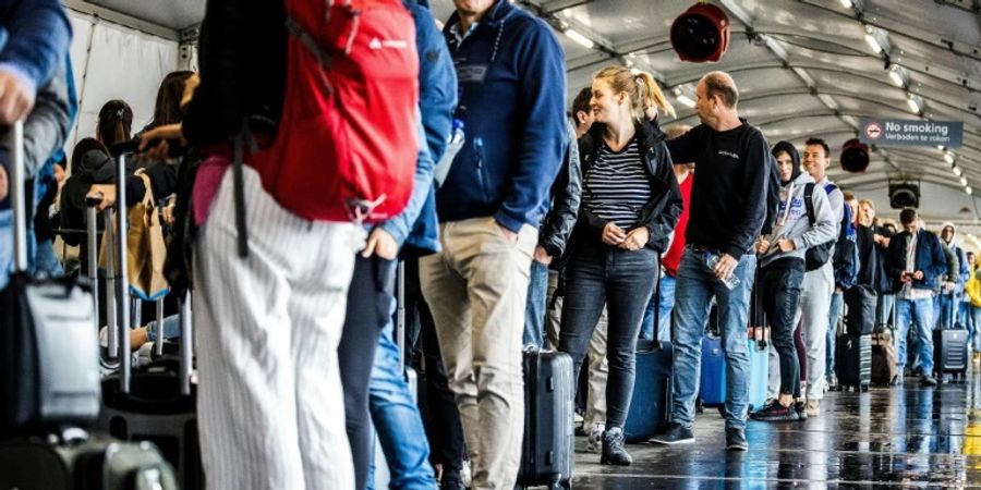 Lange Schlangen am Amsterdamer Flughafen
