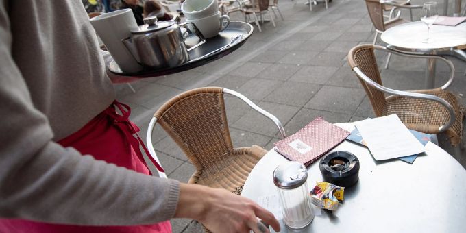 Wer kein Bafög erhält, geht neben dem Studium meist einer bezahlten Tätigkeit nach. Bei Notlagen auf dem Arbeitsmarkt soll Studierenden der Zugang zum Bafög nun erleichtert werden. Wer kein Bafög erhält, geht neben dem Studium meist einer bezahlten Tätigkeit nach. Bei Notlagen auf dem Arbeitsmarkt soll Studierenden der Zugang zum Bafög nun erleichtert werden.