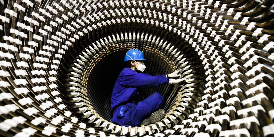 Ein Arbeiter in einer Fabrik der Harbin Electric Machinery Company Ltd. in der nordostchinesischen Provinz Heilongjiang.