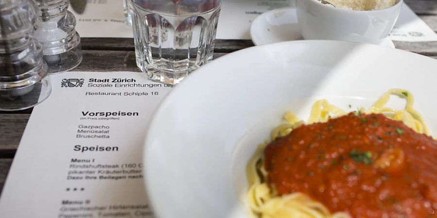 Um einem Jodmangel vorzubeugen, muss beim Essen genügend jodiertes Salz konsumiert werden. (Archivbild)