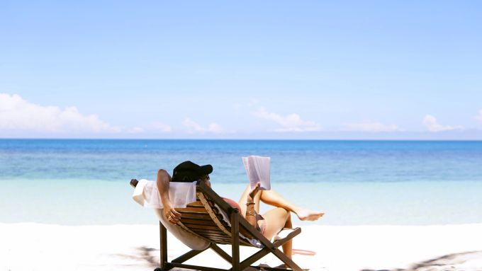 Weisser Sandstrand, Palmen und das türkisschimmernde Meer im Blick – in Khao Lak finden sich zahlreiche schöne Ecken zum Entspannen. Ferien im Winter
