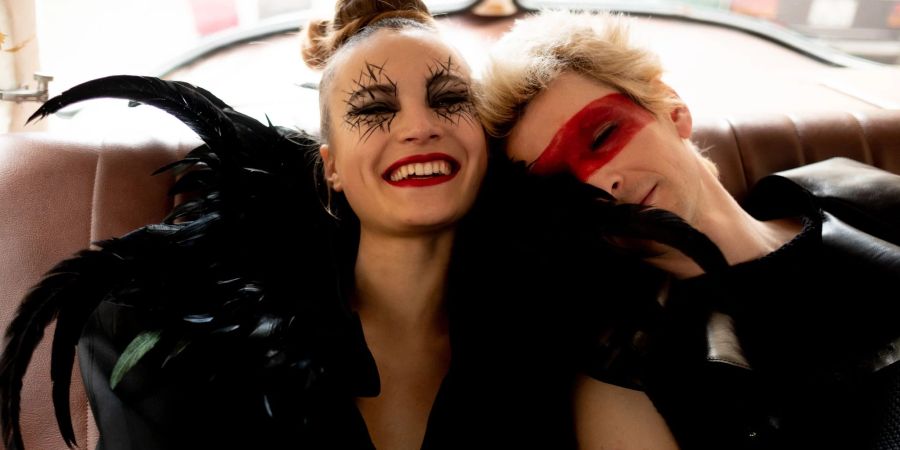 Marlene Burow (l) als Suzie und Sabin Tambrea als Rudi in einer Szene des Films «In einem Land, das es nicht mehr gibt».