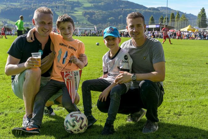 Vlnr.: Martin Wüthrich mit Sohn Levio und Mersudin Nadarevic mit Sohn Eren.