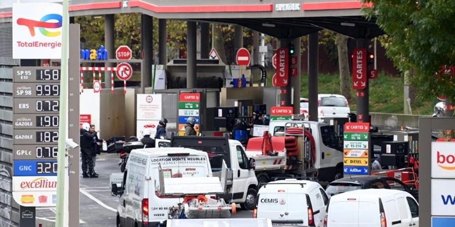 Schlange vor einer Tankstelle