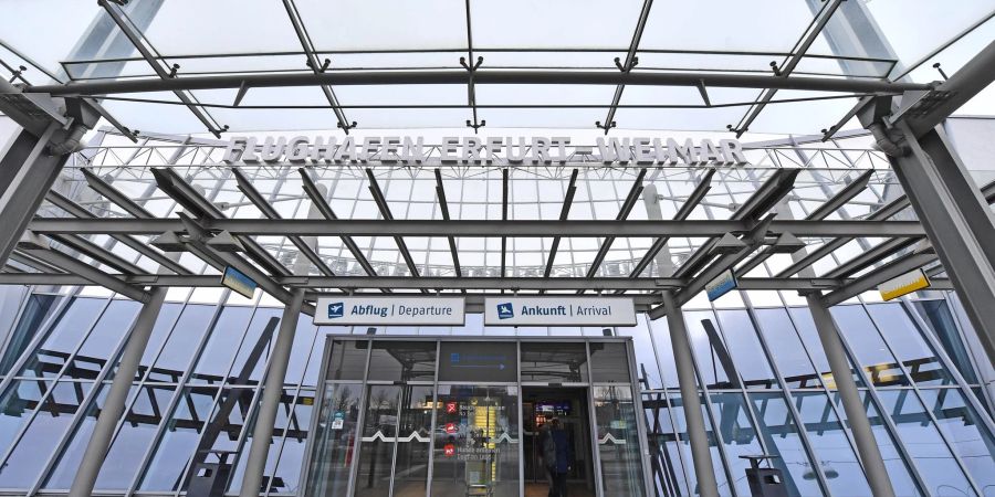 Schulkinder, Familien und alle Interessierten können ab Dienstag zweimal wöchentlich den Flughafen Erfurt-Weimar aus einer neuen Perspektive kennenlernen.