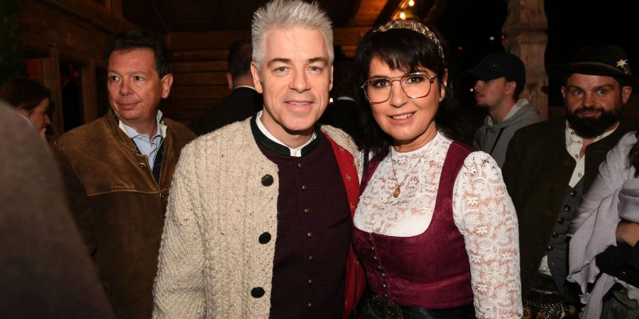 Der Comedian Michael Mittermeier und seine Frau Gudrun feiern beim «Almauftrieb» im Käfer-Zelt auf dem Oktoberfest.