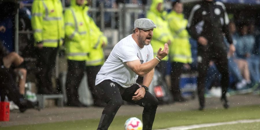 Kann sich die Eigentore seiner Mannschaft nicht erklären: Kölns Trainer Steffen Baumgart.
