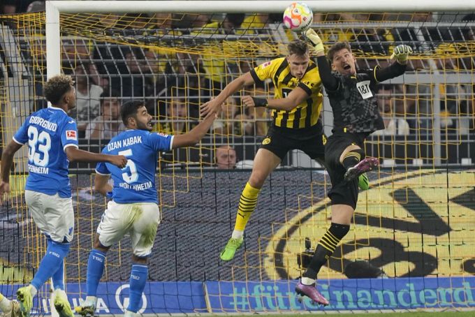 Gregor Kobel fehlt dem BVB aktuell. BVB