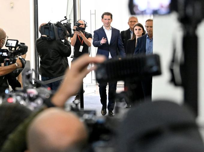 Damals wurde die Vertragsverlängerung als Erfolg gewertet, sagte Sebastian Kurz. Die aktuelle Neubewertung der Angelegenheit sei lediglich ein Versuch, «das Buch der Geschichte rückwärts zu lesen.» Sebastian Kurz