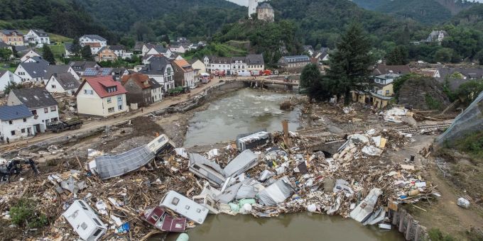 Im ersten Halbjahr richteten Naturkatastrophen weltweit 120 Milliarden Dollar Schäden an und forderten 4500 Todesopfer. (Symbolbild) Naturkatastrophen brechen nach einer UN-Analyse unter anderem wegen des Klimawandels über immer mehr Menschen herein.