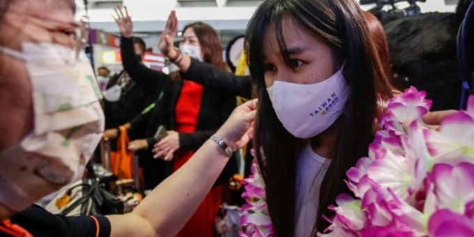 Touristin wird am Flughafen Taoyuan empfangen Touristin wird am Flughafen Taoyuan empfangen