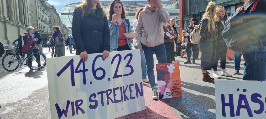 Vor allem junge Frauen kämpfen in Bern nach der Abstimmung gegen weitere Verschlechterungen bei der AHV.