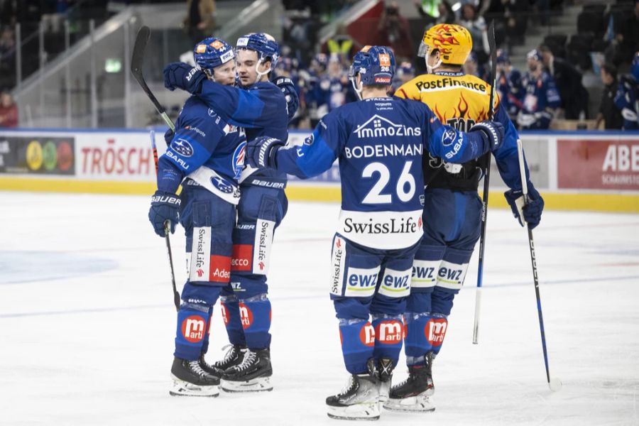 Die ZSC Lions gewinnen ihr erstes Spiel in der Swiss Life Arena gegen Fribourg-Gottéron mit 2:1.