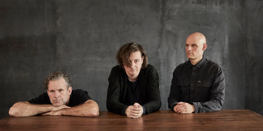 Das Michael Wollny Trio mit Tim Lefebvre (l-r), Michael Wollny und Eric Schaefer legt «Ghosts» vor.