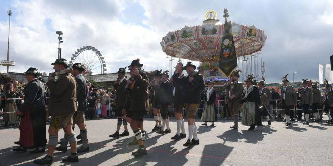 Böllerschützen verlassen den Platz unterhalb der Bavaria am letzten Tag des Oktroberfestes. oktoberfest