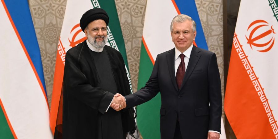 Der usbekische Staatschef Shavkat Mirziyoyev (rechts) mit dem iranischen Präsidenten Ebrahim Raisi (links).