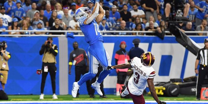 Lions-Receiver Amon-Ra St. Brown (l) erzielte gegen Washington zwei Touchdowns. Lions-Receiver Amon-Ra St. Brown (l) erzielte gegen Washington zwei Touchdowns.