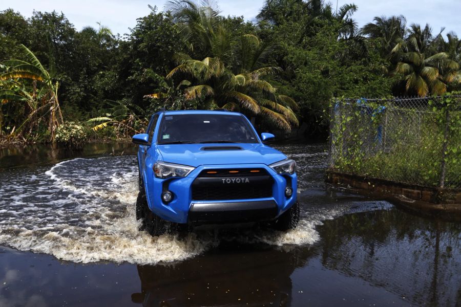 Ein Auto fährt auf einer überfluteten Strasse nach dem Hurrikan «Fiona» in Loiza, Puerto Rico.