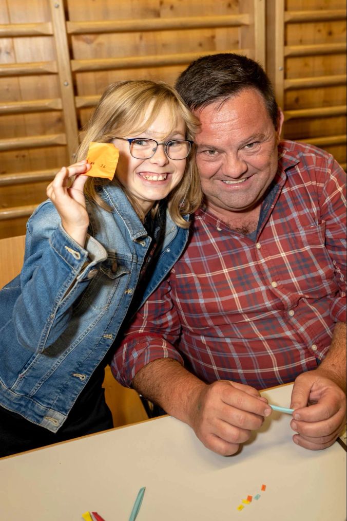 Aline und Papi Roger Walther aus Thun freuen sich über den Tombolatreffer.