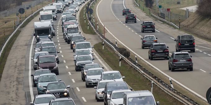 Wegen Unfällen - Erneut langer Stau vor dem Gotthard-Strassentunnel