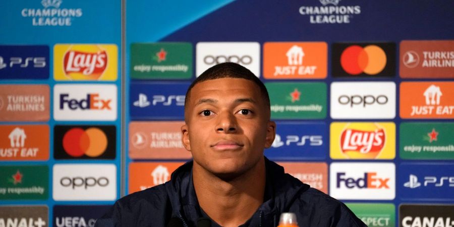 Paris Saint-Germain-Spieler Mbappe nahm nicht am Fototermin der Nationalmannschaft teil. Dies liege an den Bildrechten des Verbandes.