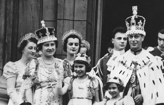 Königsgemahlin Elizabeth I. trägt ihre Krone bei der Krönung. Elizabeth