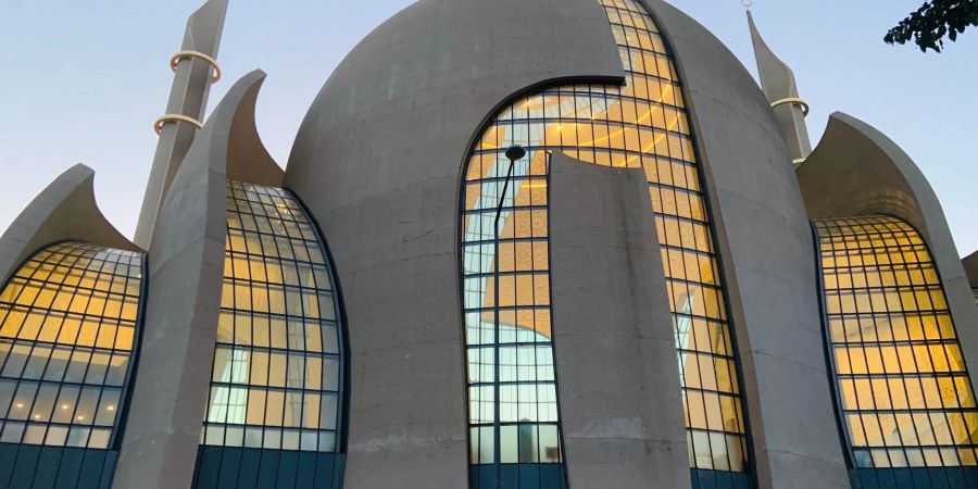 Die Zentralmoschee in Köln-Ehrenfeld. Schon bald sollen Muezzins zum Gebet rufen dürfen.