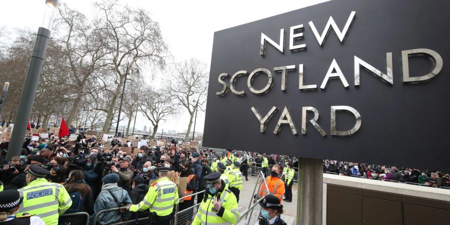 Menschen versammeln sich 2021 nach dem Mord an der Londonerin S. Everard vor dem New Scotland Yard zu einer Mahnwache.