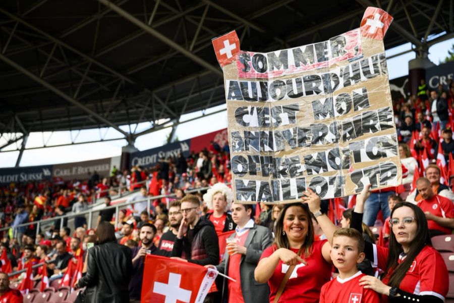 Dieser Junge hätte gern das Golie-Shirt von Yann Sommer.