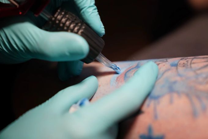 Der Bub liess sich seinen Namen auf den Unterarm stechen. (Symbolbild) Tattoo