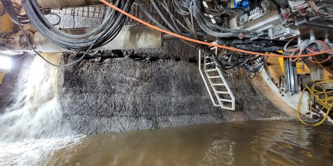 Wasserzutritte im Bereich Tunnelmeter 1454. Hochwassersicherheit Sarneraatal