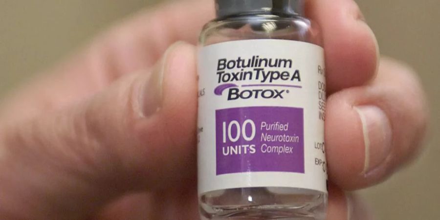 Grund: Während Lächeln Glücksgefühle fördert, tut Stirnrunzeln das Gegenteil. Letzteres wird durch Botox unterdrückt.