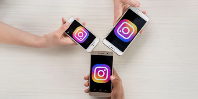 Smartphones Instagram Logo im Kreis aneinandergehalten