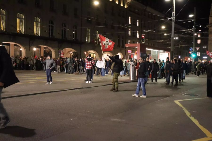 Nach dem gescheiterten Versuch, auf den Bundesplatz zu gelangen, kehren die Demonstrierenden (darunter einige Freiheitstrychler) zurück zum Bahnhof Bern.