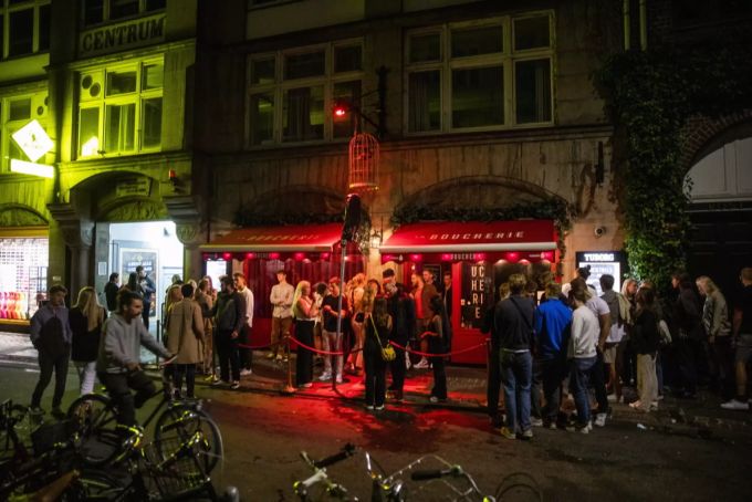 Party-Volk vor dem Eingang des Klubs «La Boucherie» am Vestergade in der dänischen Hauptstadt Kopenhagen, am 3. September 2021. Seit September sind Bars und Klubs wieder geöffnet. Dänemark Party Coronavirus Impfquote
