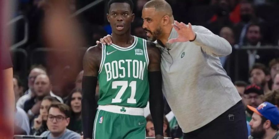 Boston Celtics-Cheftrainer Ime Udoka (r) spricht mit Dennis Schröder. Foto: Frank Franklin II/AP/dpa