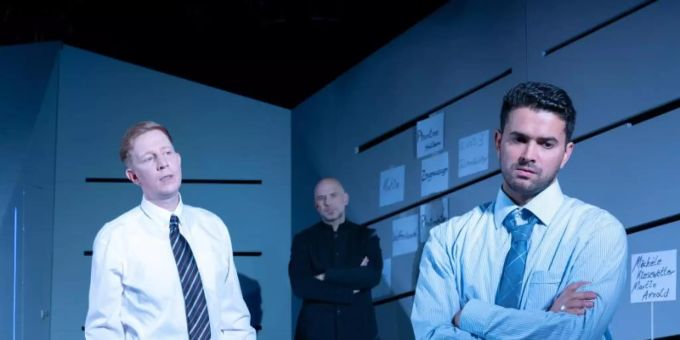 Die Schauspieler Gabriel Kemmether (l-r), Tobias D. Weber und Lucas Janson bei der Generalprobe zur Urauführung von «Verschlusssache» am Theater Heilbronn. Foto: Bjoern Klein/Theater Heilbronn/dpa Die Schauspieler Gabriel Kemmether (l-r), Tobias D. Weber und Lucas Janson bei der Generalprobe zur Urauführung von «Verschlusssache» am Theater Heilbronn. Foto: Bjoern Klein/Theater Heilbronn/dpa