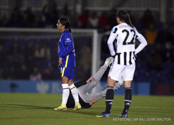 Sam Kerr (l.) vom FC Chelsea, nachdem sie den Flitzer zu Boden gebracht hat. FC Chelsea