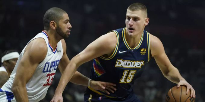 Nicolas Batum (33) von den L.A Clippers und Nikola Jokic (15) von den Denver Nuggets im Zweikampf. denver nuggets