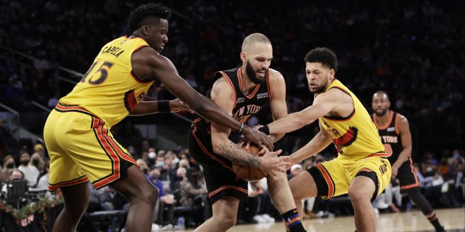 New Yorks Evan Fournier (m.) ist von Clint Capela (l.) nicht zu stoppen. NBA