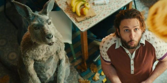 «Die Känguru-Chroniken»: Noch verbringen das Känguru und Marc-Uwe (Dimitrij Schaad) eine, für Känguru-Verhältnisse, entspannte Zeit - bald wird es damit jedoch vorbei sein. «Die Känguru-Chroniken»: Noch verbringen das Känguru und Marc-Uwe (Dimitrij Schaad) eine, für Känguru-Verhältnisse, entspannte Zeit - bald wird es damit jedoch vorbei sein.