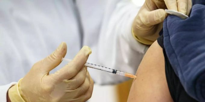Eine Krankenschwester verabreicht bei einer Impfaktion eine Dosis des Impfstoffs von Biontech/Pfizer. Foto: Frank Rumpenhorst/dpa Eine Krankenschwester verabreicht bei einer Impfaktion eine Dosis des Impfstoffs von Biontech/Pfizer. Foto: Frank Rumpenhorst/dpa