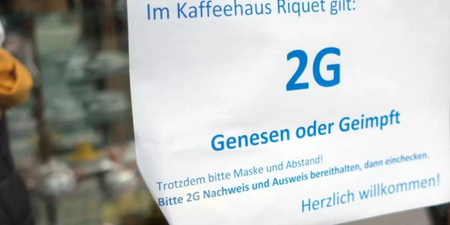 In diesem Café in Leipzig gilt die 2G-Regel. Foto: Sebastian Willnow/dpa