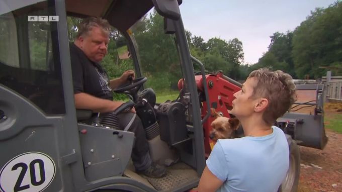 Karin muss allein zum Tierarzt. Bauer sucht Frau