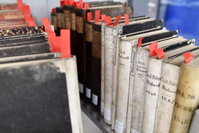 Ein Buch mit einer eigenen kleinen Historie reiht sich nun wieder im Bücherregal der schottischen Bibliothek ein. (Symbolbild) Ein Buch