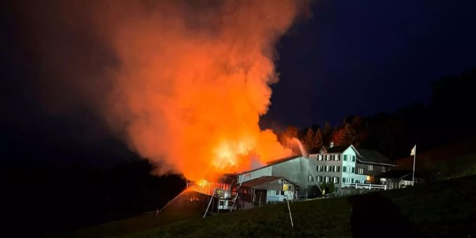 Der Sachschaden beläuft sich auf mehrere Hunderttausend Franken. Brand