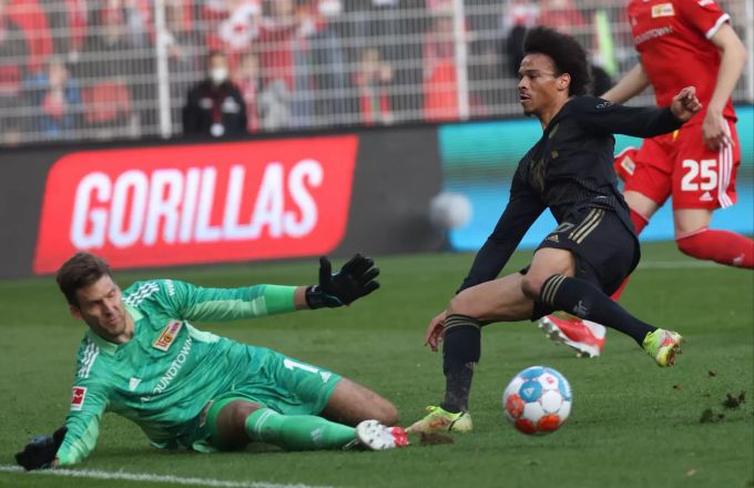 Leroy Sané (re.) trifft für Bayern München gegen Union Berlin. Leroy Sané Bayern München